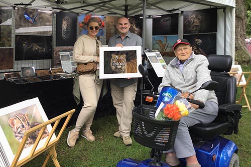 ashley vincent engaging with customers at the Marlow Food & Drink Festival